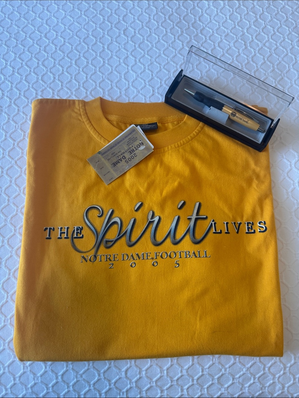 Note Dame Football “The Spirit Lives” 2005 T-Shirt (M) NWT and Pen